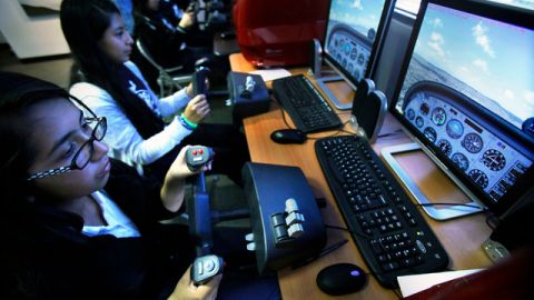 Niños de varias escuelas pudieron experimentar lo que viven cada día las personas que trabajan en aerolíneas.