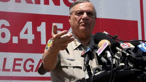El sheriff Joe Arpaio, ante  periodistas.