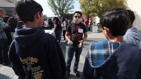 "La vida me cambió por completo", dice Nicolás Nevarez a los jovencitos.