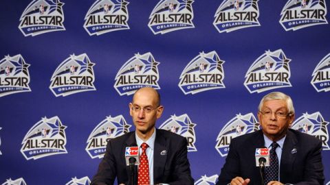 El comisionado de la NBA, David Stern (der.), habla a periodistas junto al jefe de la oficina operativa de la NBA, Adam Silver, a quien ha escogido como posible sucesor.