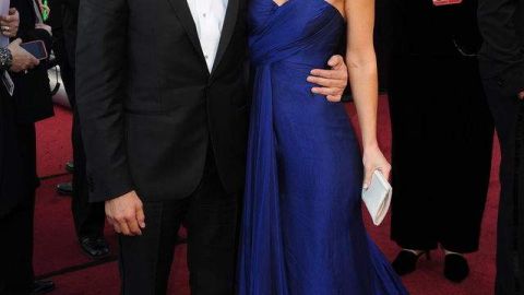 Demian Bichir llegó regio de esmoquin acompañado por su novia Stefanie Sherk.