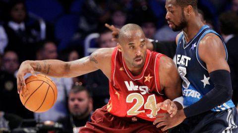 Dwyane Wade (3),  de los Miami Heat, defiende frente a Kobe Bryant (24), de Los Angeles Lakers, durante el Juego de Estrellas de anoche. Bryant rompió el récord establecido por Michael Jordan encestando 27 puntos.