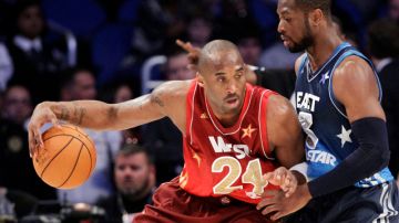 Dwyane Wade (3),  de los Miami Heat, defiende frente a Kobe Bryant (24), de Los Angeles Lakers, durante el Juego de Estrellas de anoche. Bryant rompió el récord establecido por Michael Jordan encestando 27 puntos.
