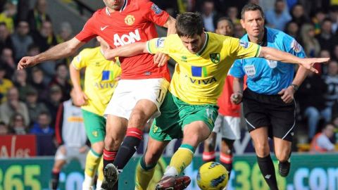 Ryan Giggs (izq.) batalla con Andrew Surman, del Norwich, en un trámite del partido que definió el veterano galés en el último minuto.