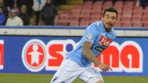 El argentino Ezequiel Lavezzi, del Nápoles, ya sacó el zapatazo para superar la estirada de Julio César, portero del Inter de Milán.
