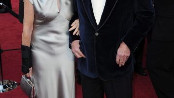 El actor canadiense Christopher Plummer y su esposa, Elaine Taylor, posan en la alfombra roja. Plummer ganó el Oscar al mejor actor de reparto por 'Beginners'.