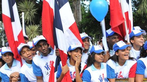 Con desfiles y otra actividades, los dominicanos recuerdan las  fiestas patrias.