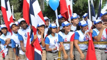 Con desfiles y otra actividades, los dominicanos recuerdan las  fiestas patrias.