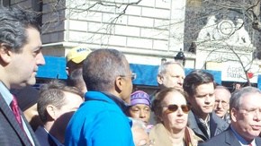 El presidente de Manhattan, Scott Stringer (centro) mientras anunciaba una resolución que pide una reforma del programa policial 'parar y registrar'.