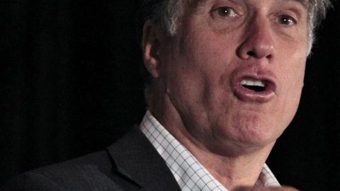 El aspirante a la candidatura por el Partido Republicano a la Presidencia de EEUU Mitt Romney se dirige a los asistentes de un acto electoral celebrado en el Club San Marino, en Troy, Michigan.