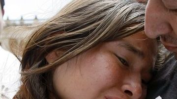 Natalia Duarte (i) abraza al periodista Herbin Hoyos (d), tras caminar 64 kilómetros  hasta Bogotá, para pedir por su padre secuestrado.