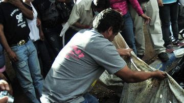 Familiares de varios de los fallecidos en el incendio de la cárcel de Comayagua,  tratan de identificar en la morgue a sus allegados.