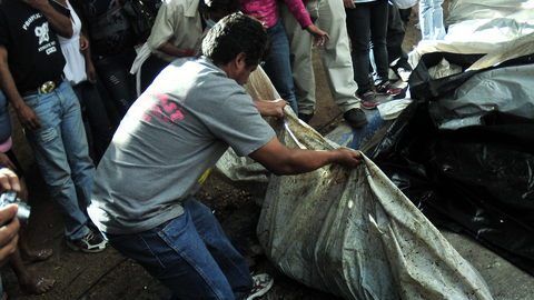 Familiares de varios de los fallecidos en el incendio de la cárcel de Comayagua,  tratan de identificar en la morgue a sus allegados.