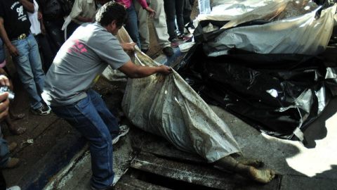Familiares de varios de los fallecidos en el incendio de la cárcel de Comayagua, tratan de identificar en la morgue a sus allegados.