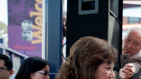 Emilia Castañeda, sobreviviente de la 'Década de la traición', dialoga con la secretaria del Trabajo, Hilda Solís.