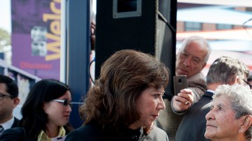 Emilia Castañeda, sobreviviente de la 'Década de la traición', dialoga con la secretaria del Trabajo, Hilda Solís.