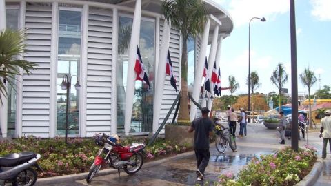 Obreros de la OPRET trabajaban ayer afanosamente en la estación del Metro de Santo Domingo que será inaugurada hoy por el presidente.