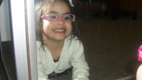 Verónica Millet, de dos años de edad, se adaptó con facilidad a los anteojos que le tratan la esotropía que padece.