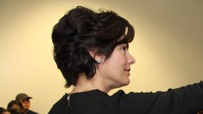 Violeta Pasquarelli-Gascón, profesora de italiano en  la Universidad Estatal de California en Long Beach,  proyecta un video de Italia como material didáctico.