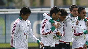 En buena camaradería, los jugadores del Tricolor Sub-23 aparecen en un descanso de su tercera práctica en el CAR de Ciudad de México.