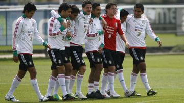 En buena camaradería, los jugadores del Tricolor Sub-23 aparecen en un descanso de su tercera práctica en el CAR de Ciudad de México.