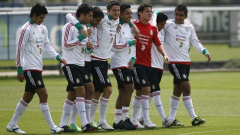 En buena camaradería, los jugadores del Tricolor Sub-23 aparecen en un descanso de su tercera práctica en el CAR de Ciudad de México.