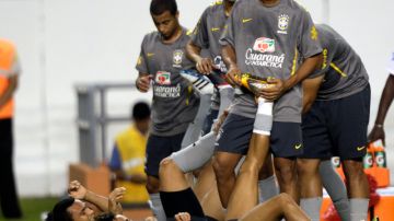 Ronaldinho y Neymar (en el suelo) encabezan una práctica de Brasil en preparación al partido que juegan hoy ante Bosnia en territorio suizo.