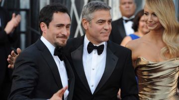 Demián Bichir, George Clooney y Stacy Keibler, pareja de este, en la alfombra de los Oscar el domingo.