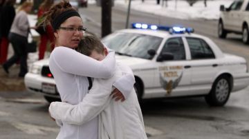 Alumnos del instituto de Chardon, Ohio, se consuelan tras escapar del tiroteo.