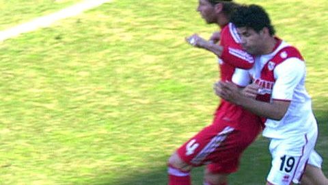 Esta falta de Sergio Ramos (izq.), del Real, quien propina un codazo a Diego Costa, del Rayo Vallecano, debió haber sido roja directa.