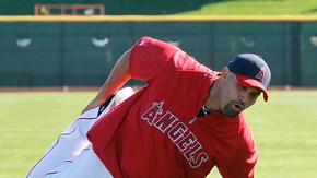 Abreu (der.)  luce contento junto a su coterráneo Maicer Iztúris (centro) y Albert Pujols, durante los primeros entrenamientos de los Angels.