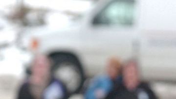 Estudiantes se consuelan tras el fatal tiroteo ocurrido ayer en la secundaria Chardon en un suburbio de Cleveland.