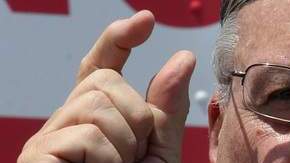 El sheriff Joe Arpaio habla ante la prensa.