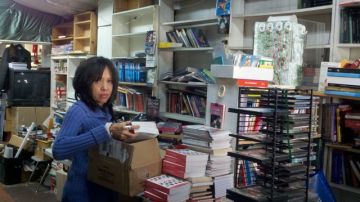 Carmen Torres, encargada de la librería Continental, empacando libros antes del cierre.