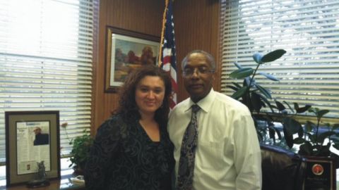 La salvadoreña Patricia Pérez junto a Wayne J. Hall, alcalde de la Villa de Hempstead, quien la nombró recientemente como Secretaria Adjunta del Pueblo luego de siete años de servicio.