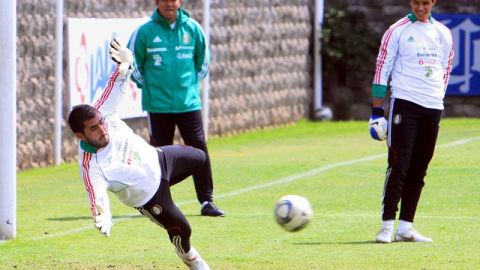 Liborio Sánchez se lanza por un balón, ayer, durante el entrenamiento de los porteros del Tricolor Sub-23 que hoy enfrentará a EEUU.