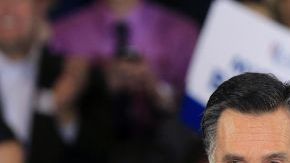 Mitt Romney saluda al público en Novi, Michigan.