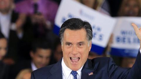 Mitt Romney saluda al público en Novi, Michigan.