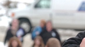 Un padre abraza a su hijo frente a la escuela   secundaria de Chardon, donde ocurrió  el tiroteo donde murieron 3 alumnos.