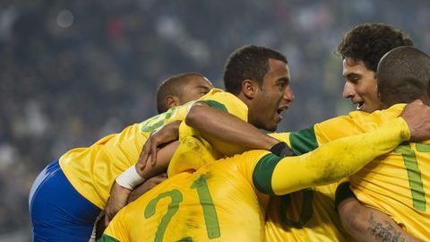 Los jugadores brasileños celebran el gol del triunfo 2-1 ante Bosnia, en juego amistoso disputado ayer en Suiza.
