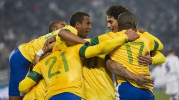 Los jugadores brasileños celebran el gol del triunfo 2-1 ante Bosnia, en juego amistoso disputado ayer en Suiza.