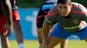 Cristiano Ronaldo se estira en la práctica de ayer de su selección en Vila Nova de Gaia Portugal para el juego contra  Dinamarca.