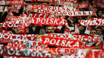 Seguidores de la selección de Polonia animan a su equipo durante el amistoso ante Portugal en el estadio Nacional de Varsovia.