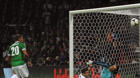 Florian Malouda (izq. en el suelo) anota el segundo tanto francés ante el arquero de Alemania, Tim Wiese, en el Estadio Weser de Bremen.