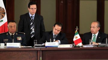 El secretario de Gobernación, Alejandro Poiré, firmó el acuerdo de seguridad para las elecciones 2012, durante los trabajos de la XXXII Sesión del Consejo Nacional de Seguridad Pública realizado en Ciudad de México.