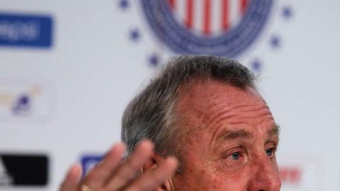 Las Chivas confían en que el holandés Johan Cruyff pueda sacarlos de la actual crisis deportiva.