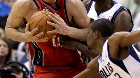 El cubano americano Brook López (izq.) fue la gran figura en el triunfo de los Nets ante los Mavericks.