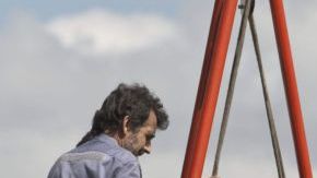 Los pasajeros atrapados entre los hierros retorcidos del tren son sacado por los techos de los vagones.