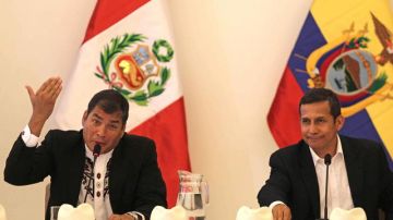 El presidente de Ecuador, Rafael Correa (i), y su homólogo peruano, Ollanta Humala, presidieron el V Gabinete Bilateral en Chiclayo (Perú).