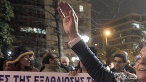 Miles de anifestantes griegos protestan en la Plaza Sintagma ayer, en Atenas, Grecia.